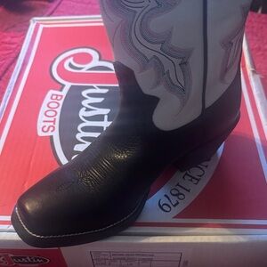 Justin Boots women’s Black and White Cowboy Boots